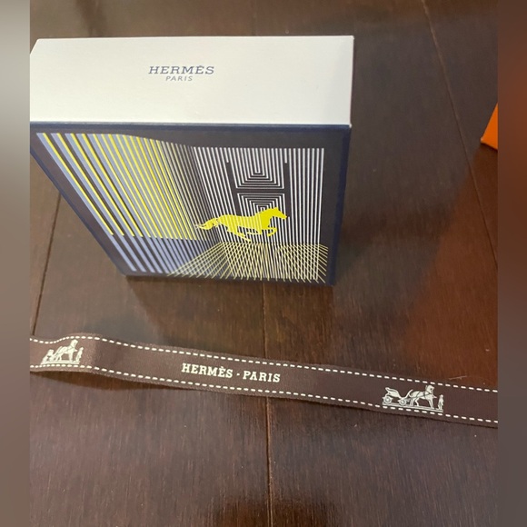 NIB Hermes Luxurious Soap and Hermes Bag - Picture 7 of 7